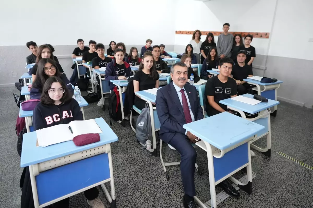 Milli Eğitim Bakanı Yusuf Tekin, Betül Can Anadolu Lisesi’nde Öğrencilerle Buluştu