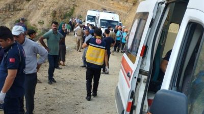 Minibüs şarampole devrildi: 7 kişi yaralandı