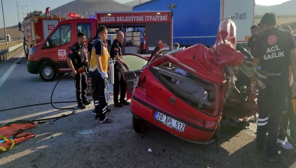 Niğde-Pozantı Otoyolu'nda emniyet şeridindeki