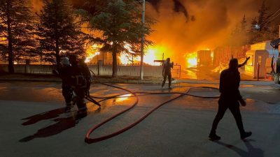 Niğde’de fabrika yangını: Takımlar müdahale ediyor