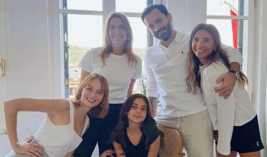 Nilperi Şahinkaya’dan annesinin kaybının akabinde duygusal aile fotoğrafları paylaşımı