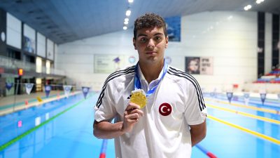 Nusrat Allahverdi olimpiyat amacıyla günde 6 saat kulaç atıyor