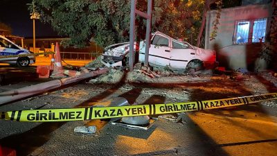 Osmaniye’de araba direğe çarptı: Genç şoför hayatını kaybetti