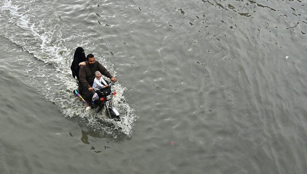 Pakistan'da şiddetli yağışların yol