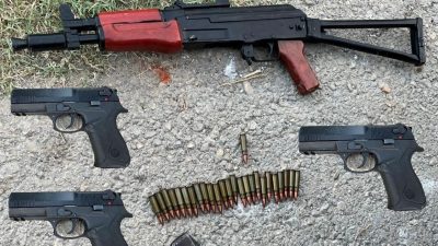 Polisten kaçan şüphelilerin aracından cephanelik çıktı