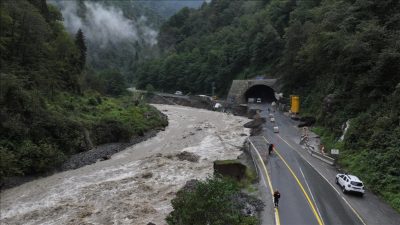 Rize’deki selden ziyan gören 17 kişi, askeri helikopterler ile kurtarıldı