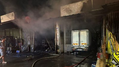 Sanayi sitesinde iş yeri ve araçlar kül oldu