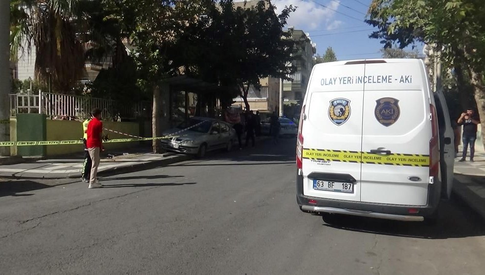 Şanlıurfa'da bir araba, durakta