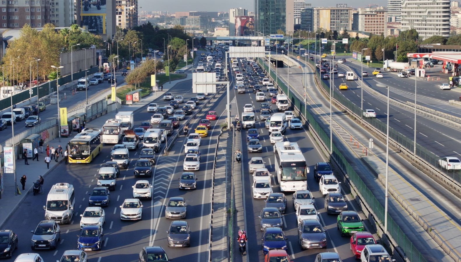 Servisler yola çıktı, İstanbul’da trafik dur kalk ilerliyor