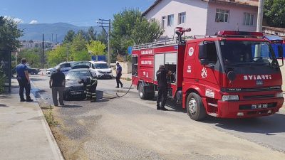 Seyir halindeki araba alevlere teslim oldu