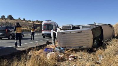 Sivas’ta hafif ticari araç devrildi