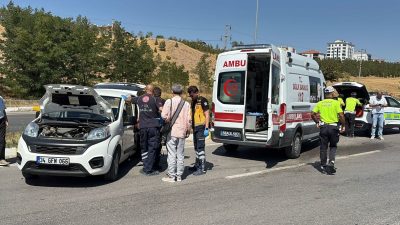 Sivas’ta hafif ticari araç ile araba çarpıştı: 6 yaralı