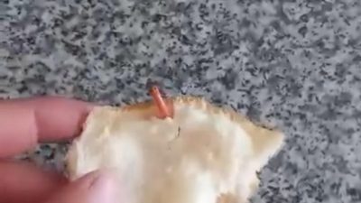 Skandal! Ekmeğin içinden kablo çıktı