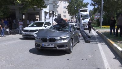 TIR’ın dorsesindeki demirler, arabanın üzerine düştü