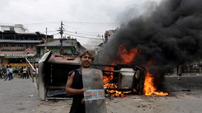 Toplumsal medya protestoları istifa getirdi: Nepal başbakanı vazifesi bıraktı
