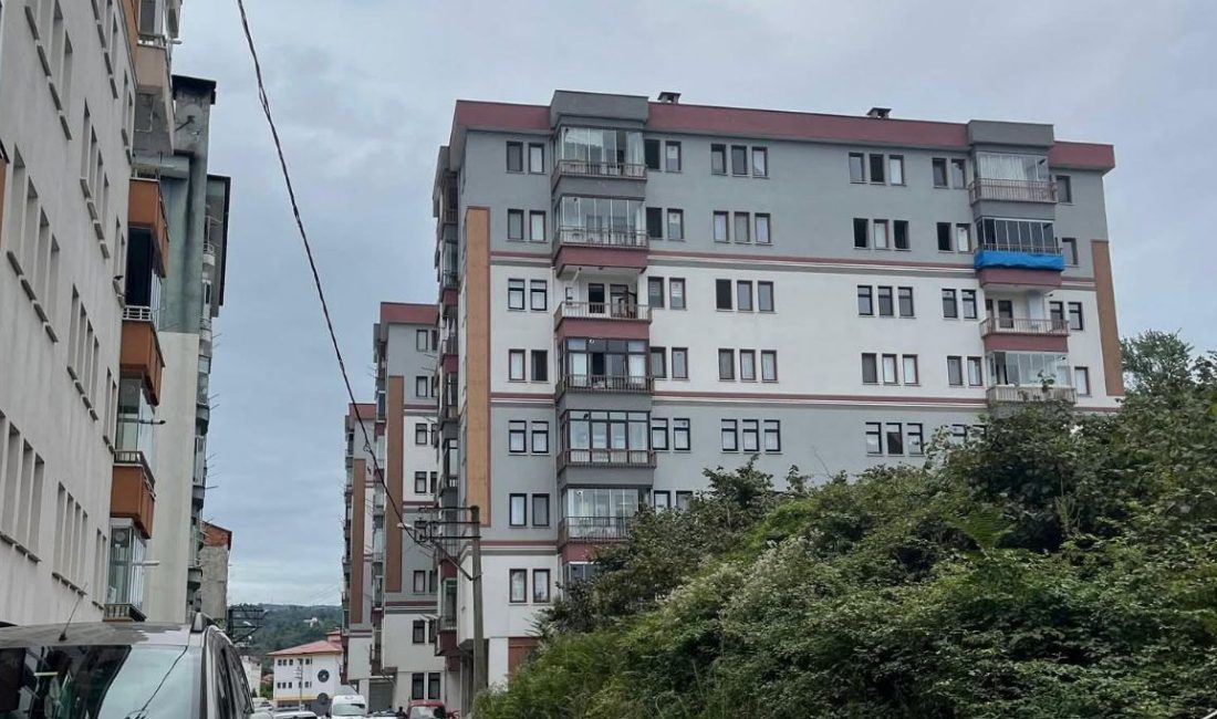Trabzon'un Beşikdüzü ilçesinde, çamaşır asarken