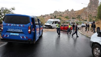 Turistleri taşıyan minibüs ile araba çarpıştı: Yaralılar var