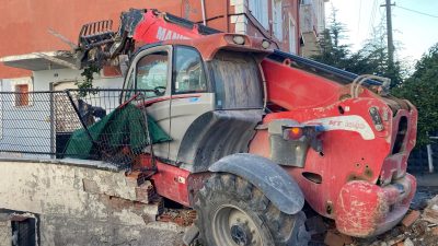 Yokuş aşağı denetimden çıkan iş makinesi dehşet saçtı: 2’si çocuk 4 yaralı