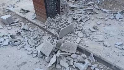 Yolda yüreyen vatandaşın başına briket düştü