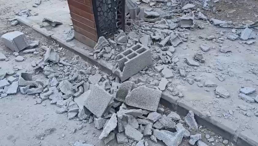 Elazığ'da yolda yürüyen vatandaşın