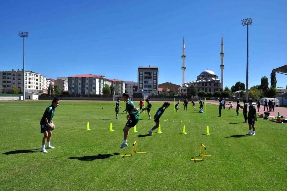 Yüksekova Spor Kadın Futbol Takımı Kars’ta Trabzonspor Maçı Hazırlıklarına Devam Ediyor