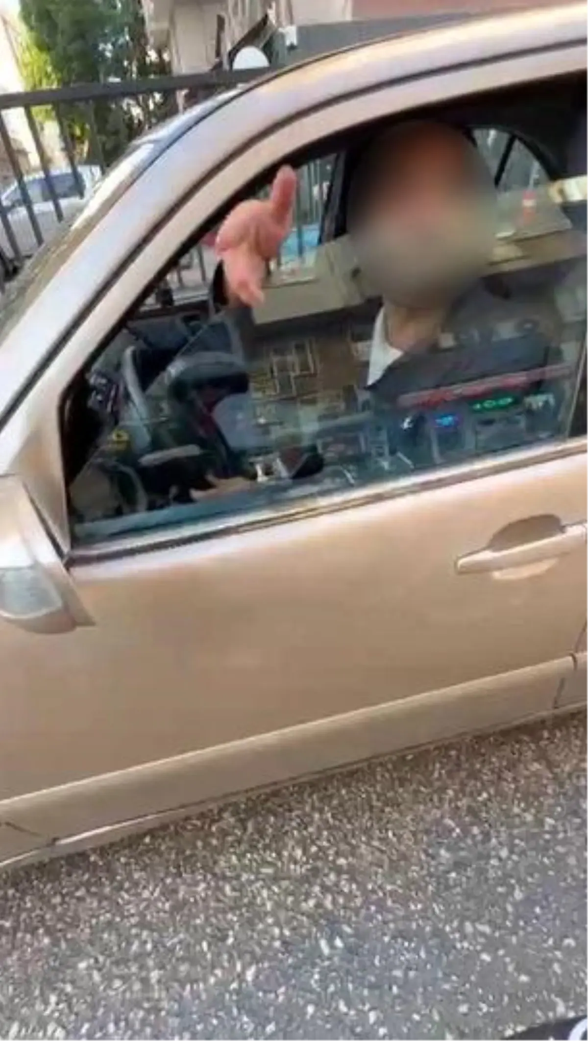 Adana’da Trafik Gerilimi: Ters Yönden Giren Otomobil ve Motosikletli Çatışma