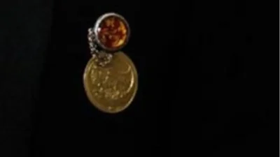 Akın Akınözü Cannes’da Veliaht Dizisinin Tanıtımında Dedesinin Madalyasıyla Duygulandırdı