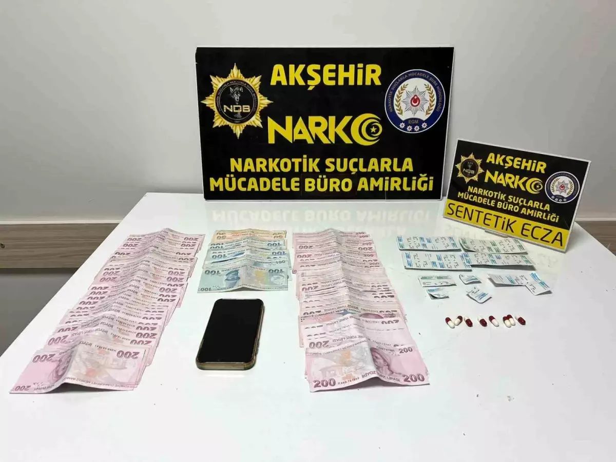 Akşehir’de Uyuşturucu Operasyonu: 45 Uyuşturucu Hap ve Binlerce TL Ele Geçirildi