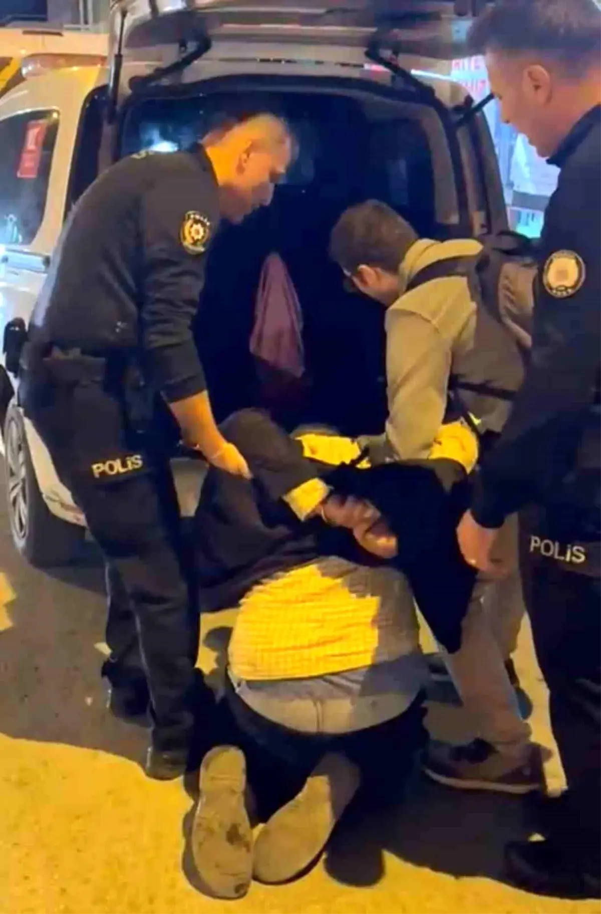 Ankara’da Alkol ve Ruh Sağlığı Bozukluğu Nedeniyle Güvenlik Kamerasıyla Kaydedilen Çılgın Anlar