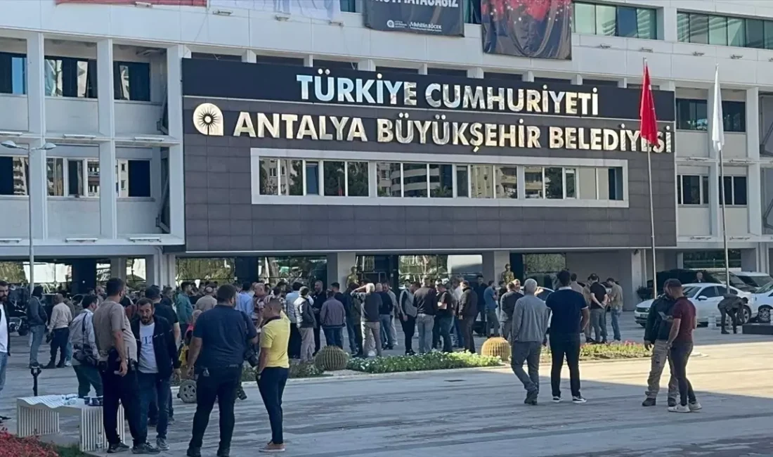 Antalya hafriyat kamyoncularının gösterisi