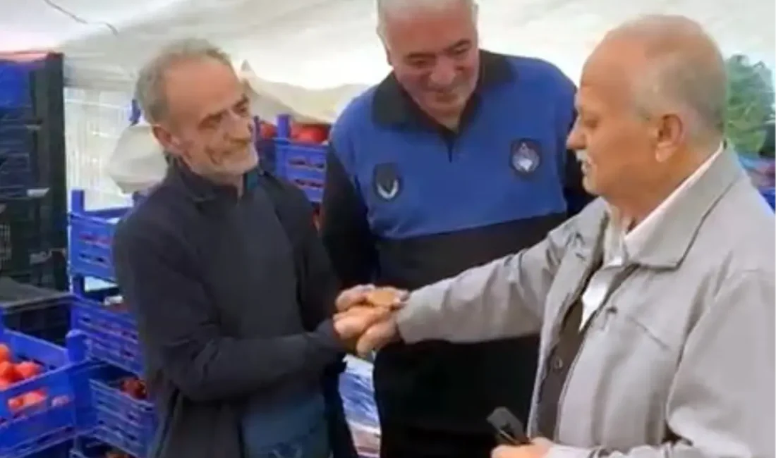 Avcılar'da pazarcı, yanındaki çantayı