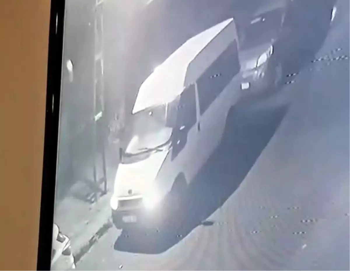 Avcılar’da Minibüs Hırsızlığı Güvenlik Kameralarına Yansıdı