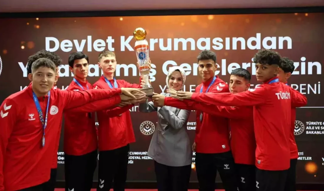 Aydınlı gençler, Polonya'da büyük