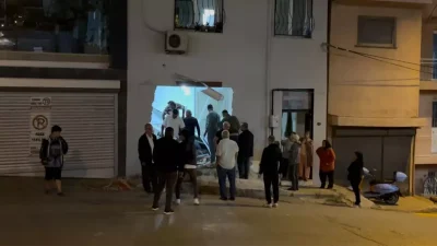 Bayraklı’da Kamyon Kritik Binanın Girişine Girdi, Olay Güvenlik Kamerasında