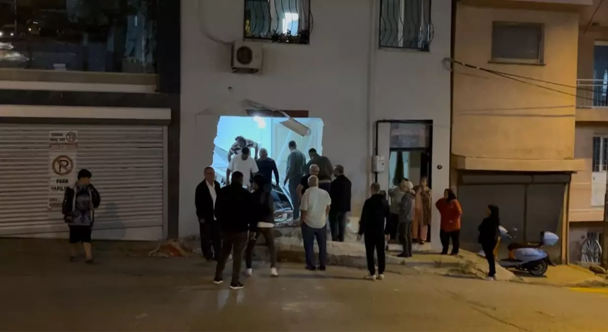 Bayraklı’da Kamyon Kritik Binanın Girişine Girdi, Olay Güvenlik Kamerasında