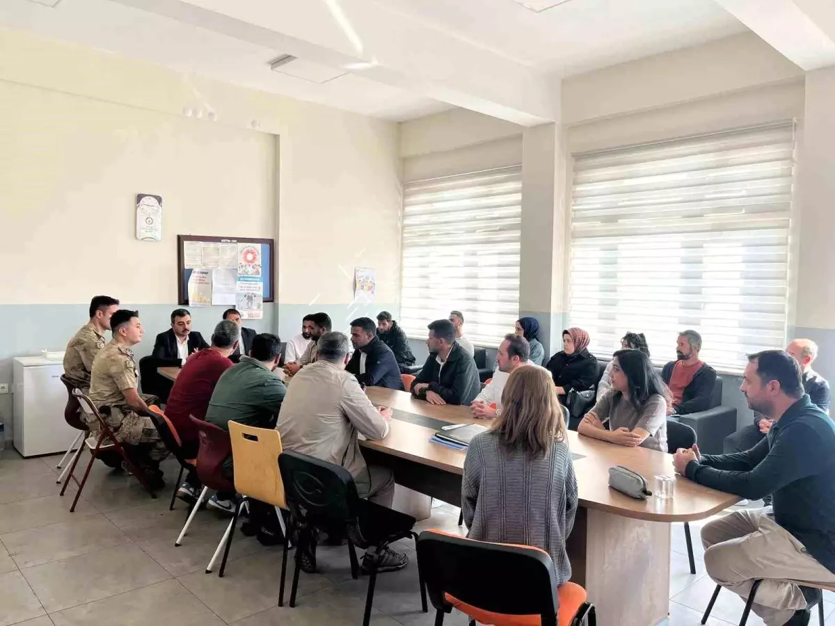 Dicle Kaymakamı Mustafa Atış’tan Çok Programlı Anadolu Lisesi’nde Öğrencilere ve Öğretmenlere Ziyaret