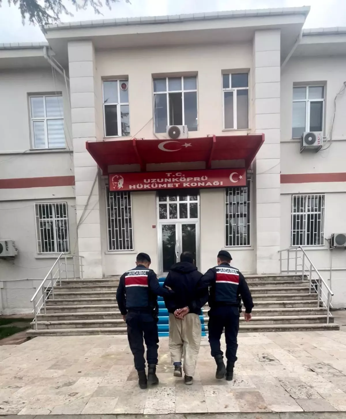 Edirne’de Suç Kaydı Olan Afgan Uyruklu Tutuklandı ve Cezaevine Gönderildi