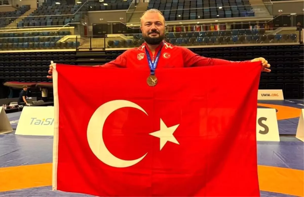 Erzincanlı Güreşçi Serhat Sarıçiçek, Dünya Şampiyonasında Bronz Madalya Aldı