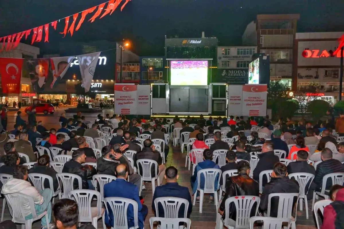 Esenyurt’ta Maç Sevinci Dev Ekranlar ve Coşkulu Anlar