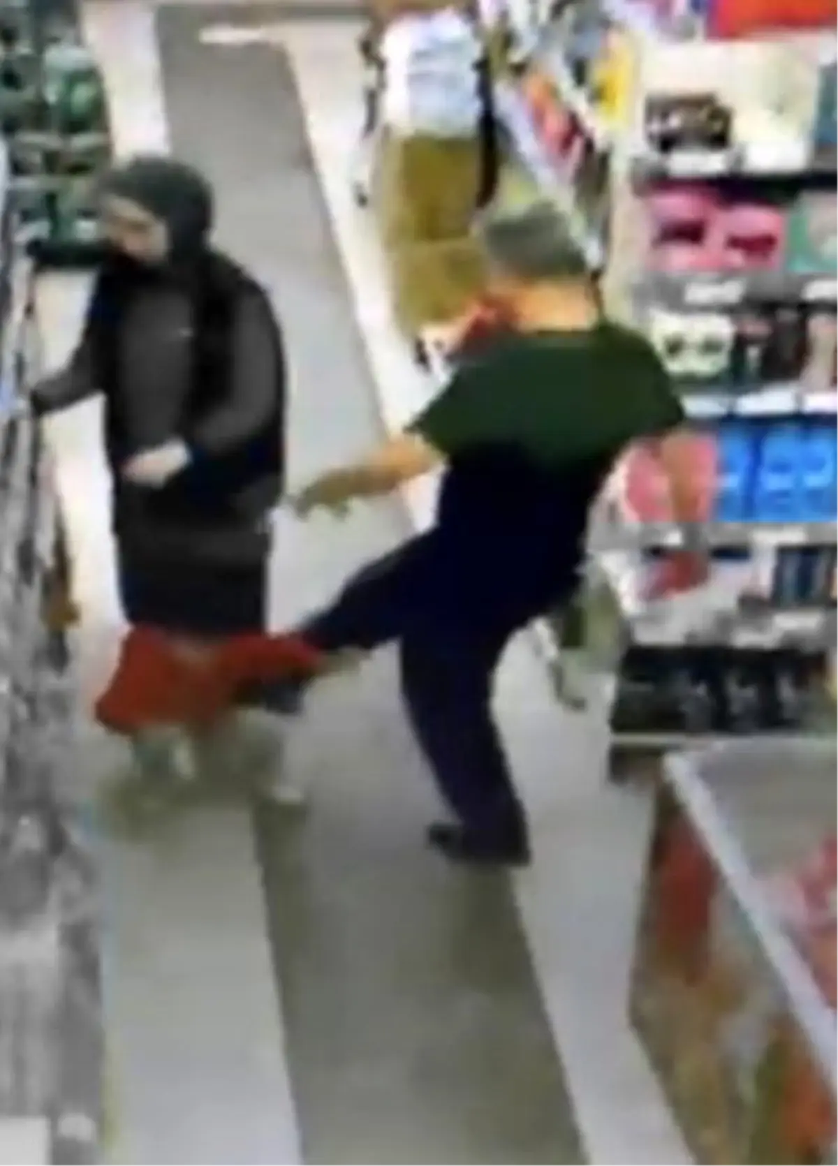 Eskişehir’de Çocuk Tacizcisi Güvenlik Kameralarına Takıldı ve Yakalanma Çabaları Sürüyor