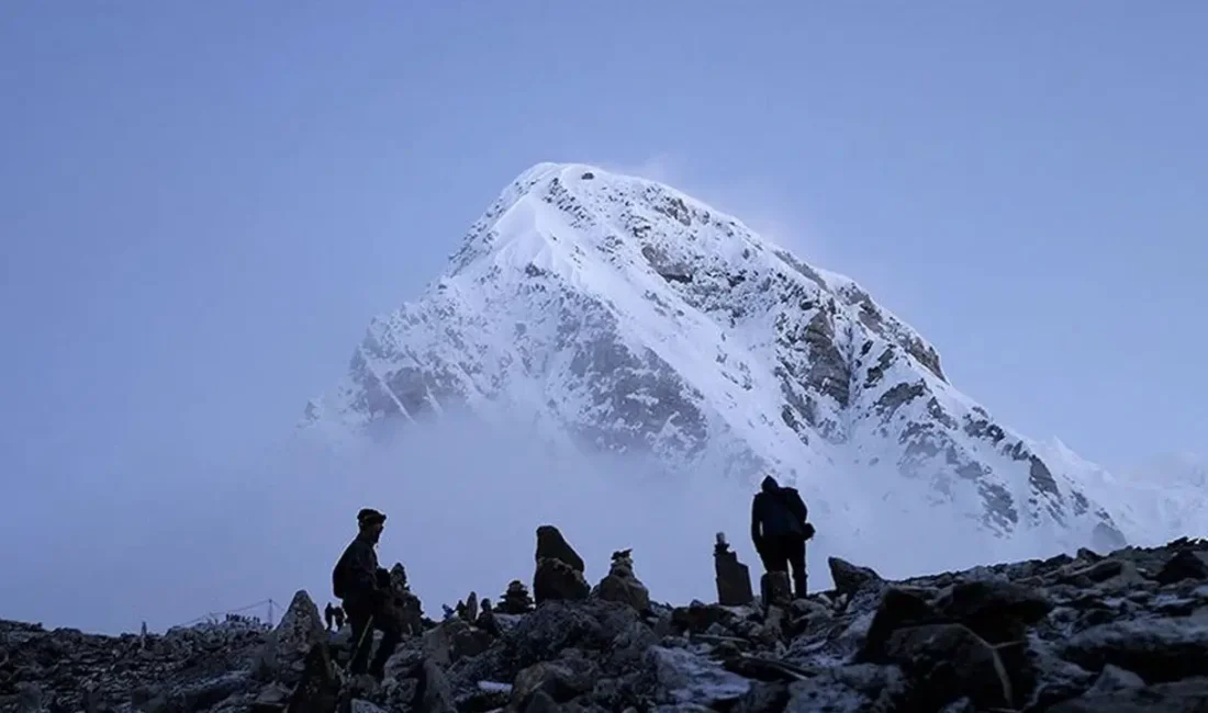 Everest'te kar fırtınası ve