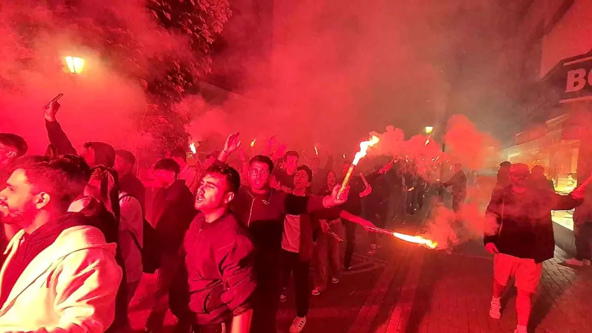 Galatasaray ve Beşiktaş Taraftarları Heyecanla Karşılaşmaya Hazırlanıyor