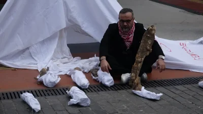 Gazze’deki Katliamlar İçin Sanatla Duyarlılık Gösterdi: Dr. Kemal Sağlamın Protestosu