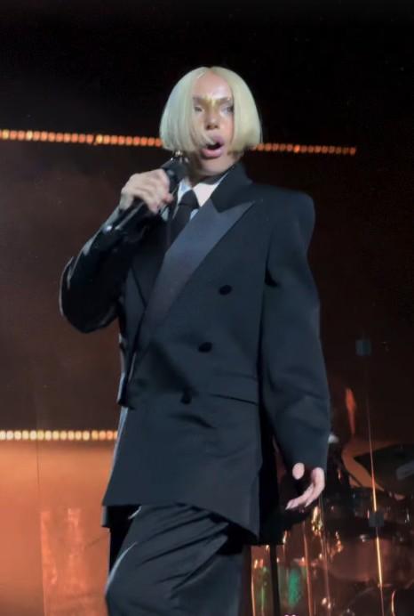 Gülşen'in Zorlu PSM Konserinde Sade ve Güçlü Stiliyle Dikkat Çekti