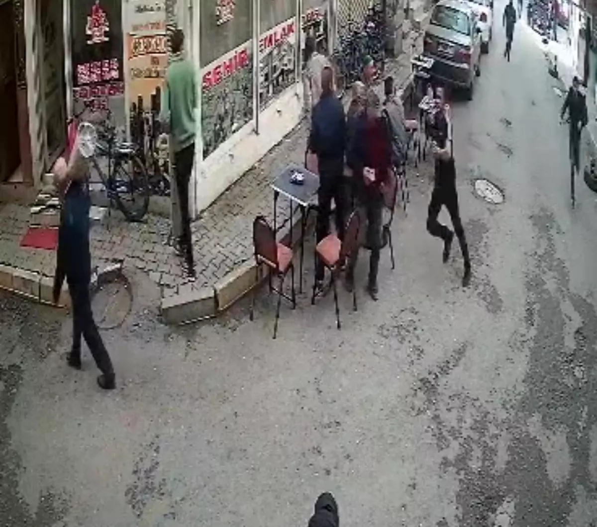 Iğdır’da Silahlı Kovalamaca Panik Yarattı: Güvenlik Kameralarına Yansıyan Anlar