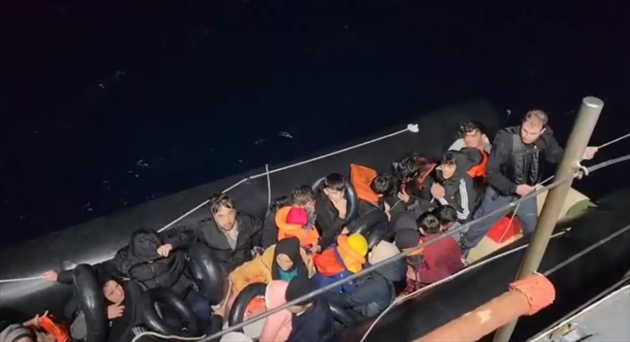 İzmir Açıklarında Düzensiz Göçmen Operasyonu: 104 Yakalama