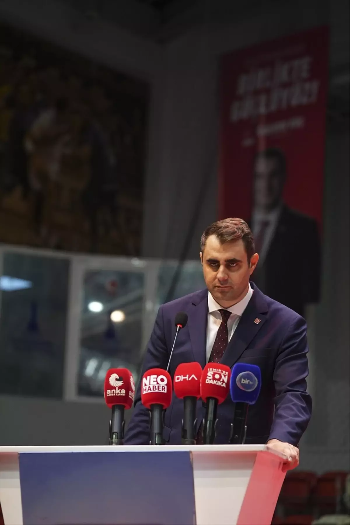 İzmir CHP İl Kongresi’nde Yoğun Gerginlik ve Sağlık Sorunu