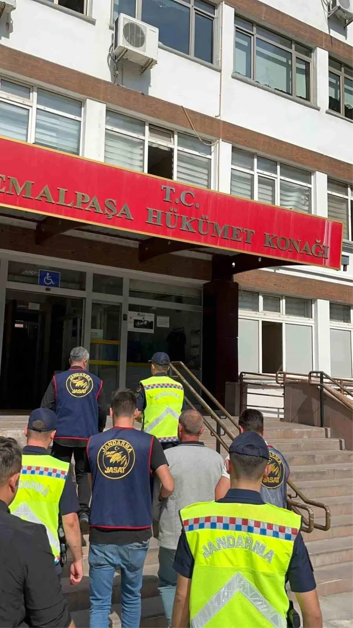 İzmir’de 13 Yıldır Aranan Firari Hükümlü Jandarma Operasyonu ile Yakalandı