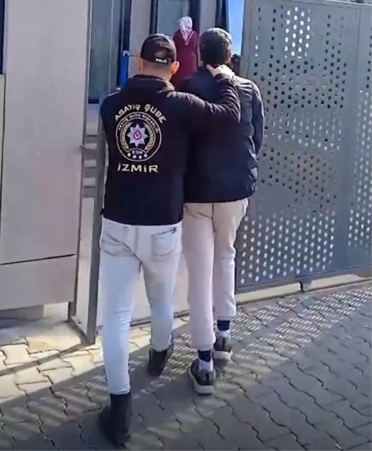 İzmir’de 24 Yıl Hapisle Aranan Firari Zanlı Yakalandı