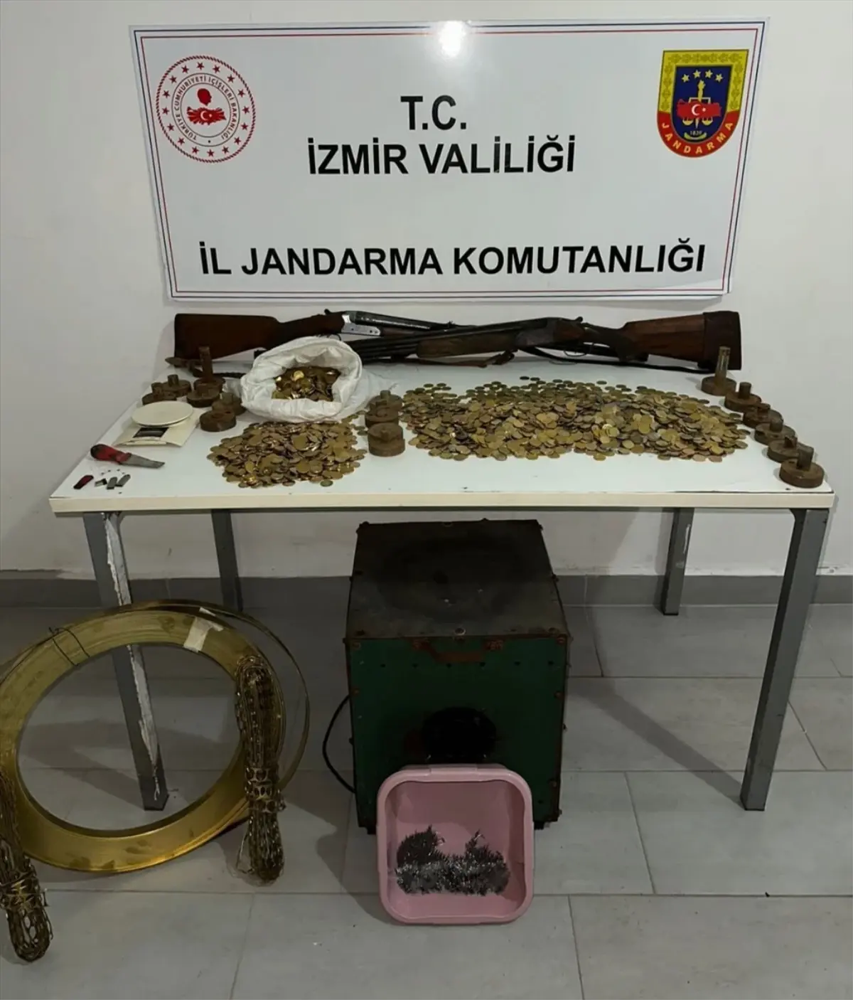 İzmir’de Firari Hükümlü Sahte Kimlikle Yakalandı ve Cezaevine Gönderildi